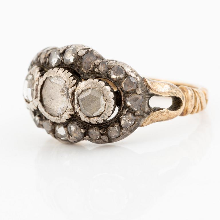 Ring 18K gold and silver with rose-cut diamonds.