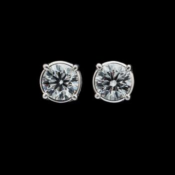 1089. A pair of brilliant cut diamond ear studs, each 0.50 cts.