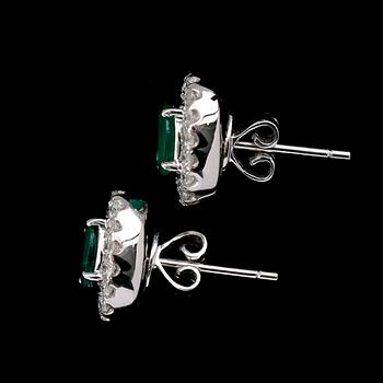 ÖRHÄNGEN, 1 par, 18 k vitguld, briljantslipade diamanter tot 0.55 ct, smaragder tot 0.98 ct.