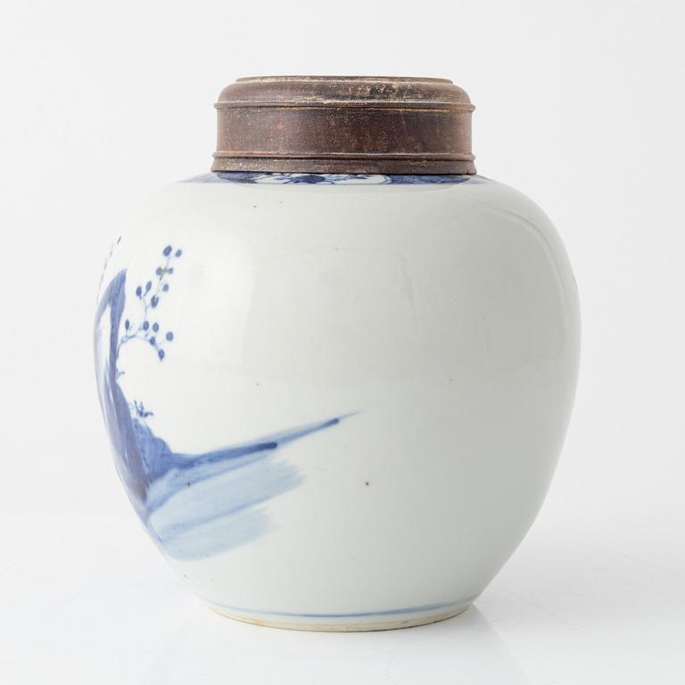 A blue-and white ginger pot, 19th century.