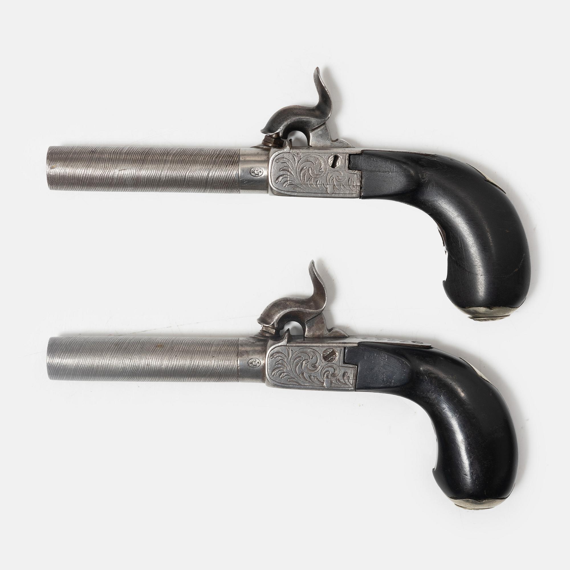 Slaglåspistoler ett par belgiska, i senare schatull, 1800-tal.