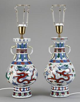BORDSLAMPOR, ett par, porslin, Kina, 1900-tal.