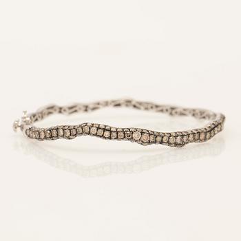 Bracelet, set with brilliant-cut diamonds and white gold.