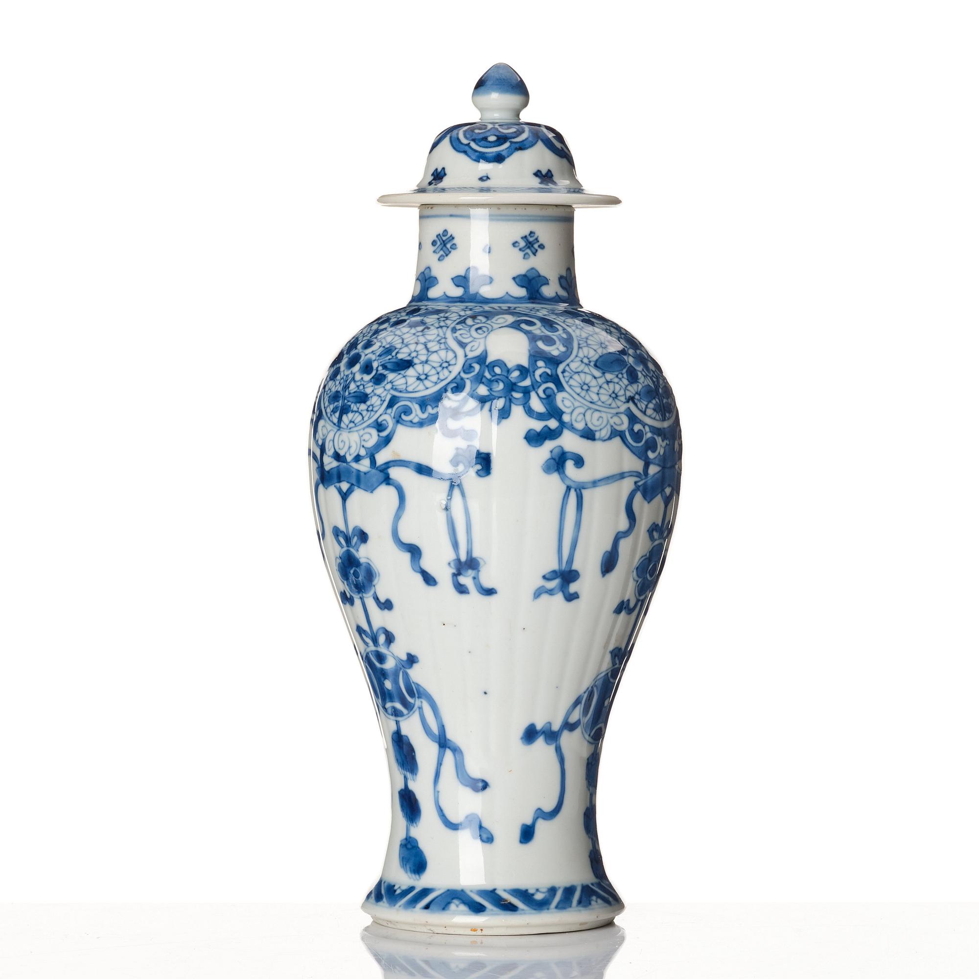 A blue and white vase, Qing dynasty, Kangxi (1662-1722).