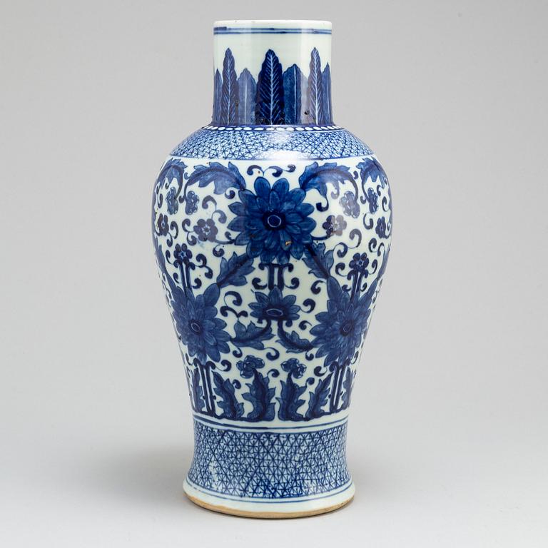 A large blue and white vase, Qing dynasty, late 19th century.