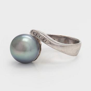Ring, 18K vitguld, med odlad Tahiti pärla och diamanter. Finska stämplar 2005.