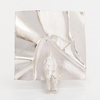 Björn Weckström, Rintaneula "Taidenäyttelyssä", sterlinghopeaa. Lapponia 2001.