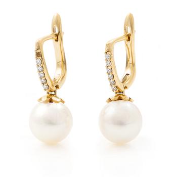 Earrings in 18K gold with cultured Akoya pearls and brilliant-cut diamonds.