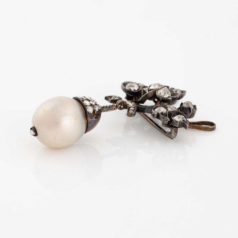 A silver brooch with a pearl and old- and rose-cut diamonds.