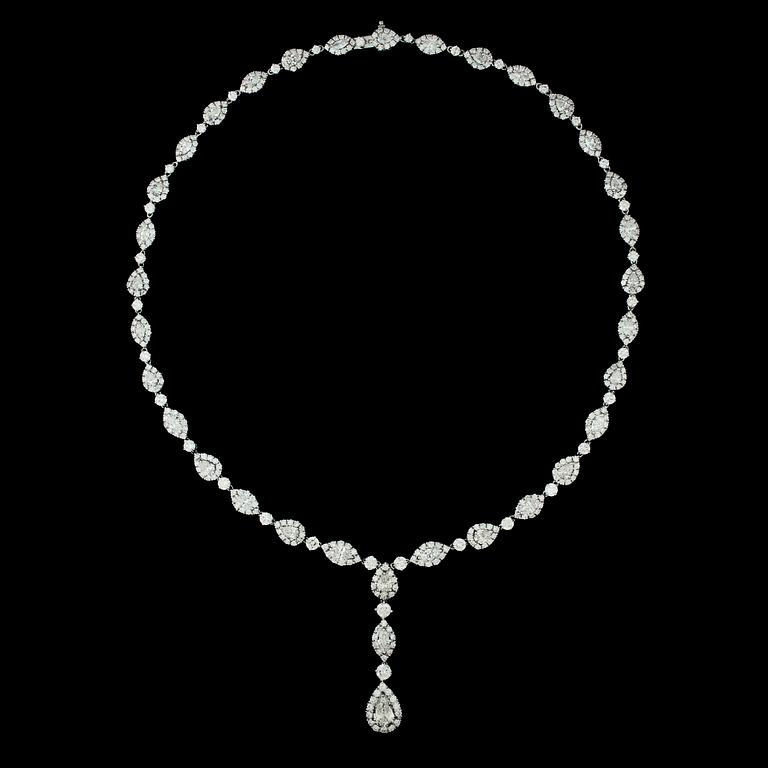 A long drop- and brilliant cut diamond necklace, tot. 25.54 cts.