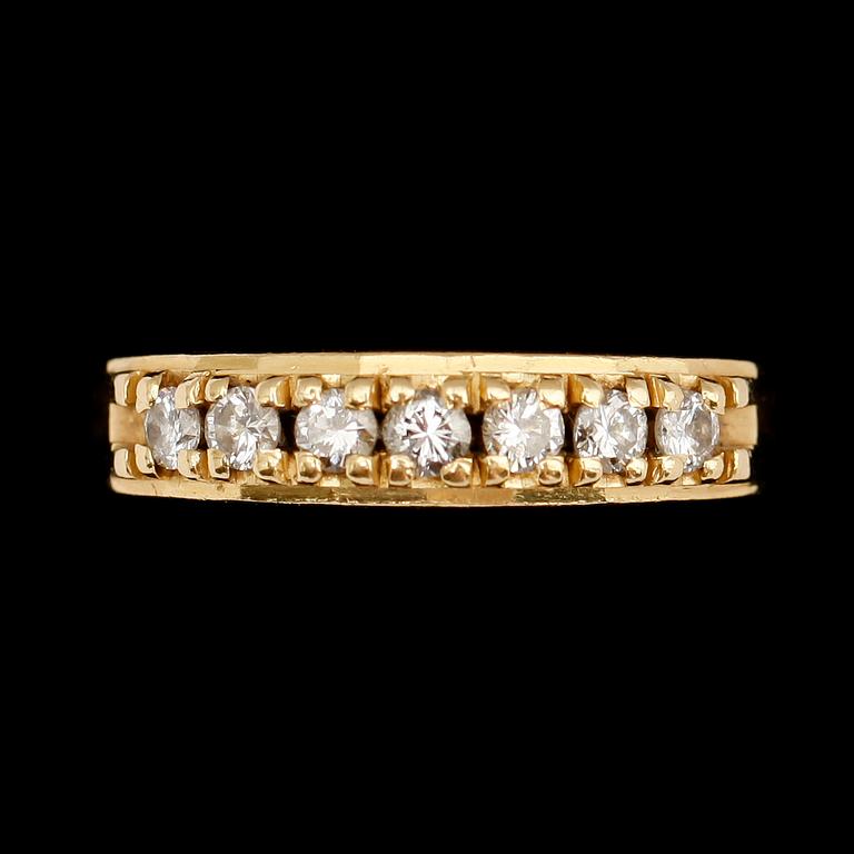 RING, 18 k med 7 små briljanter.