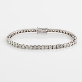 Brilliant cut diamond tennis bracelet.