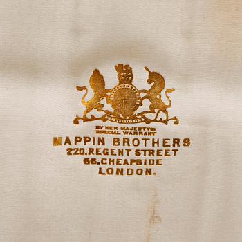 FISKBESTICK, 24 delar, silver samt pärlemor, George Hape, Sheffield, England, 1899. Totalvikt: 1109 gram.