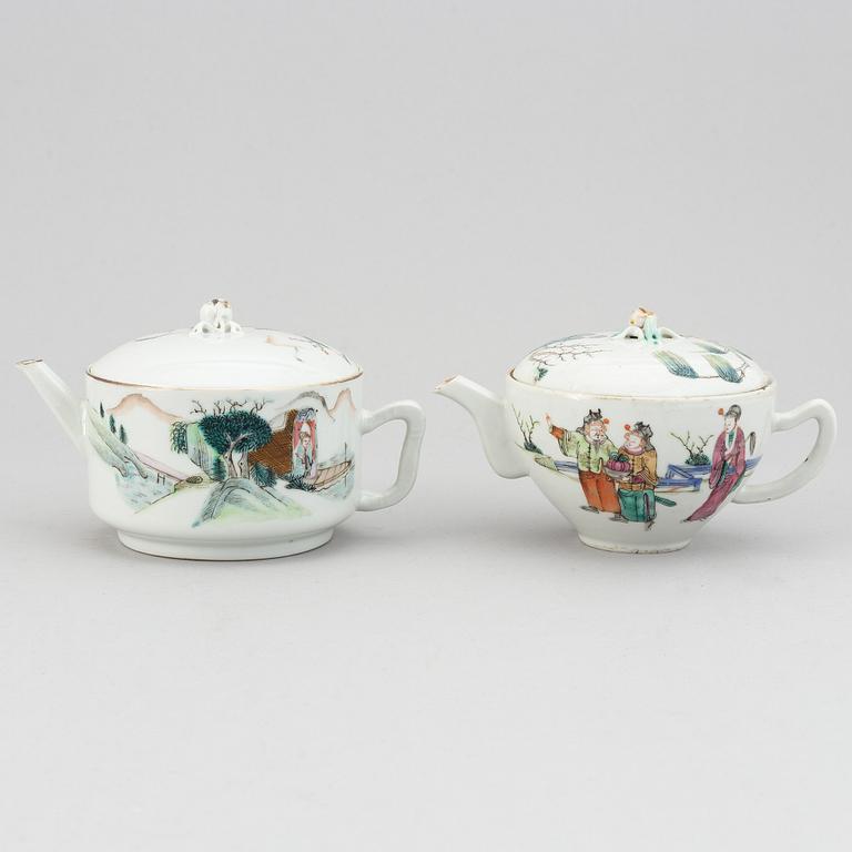 A set of two famille rose tea pots, late Qing dynasty/early 20th Century.