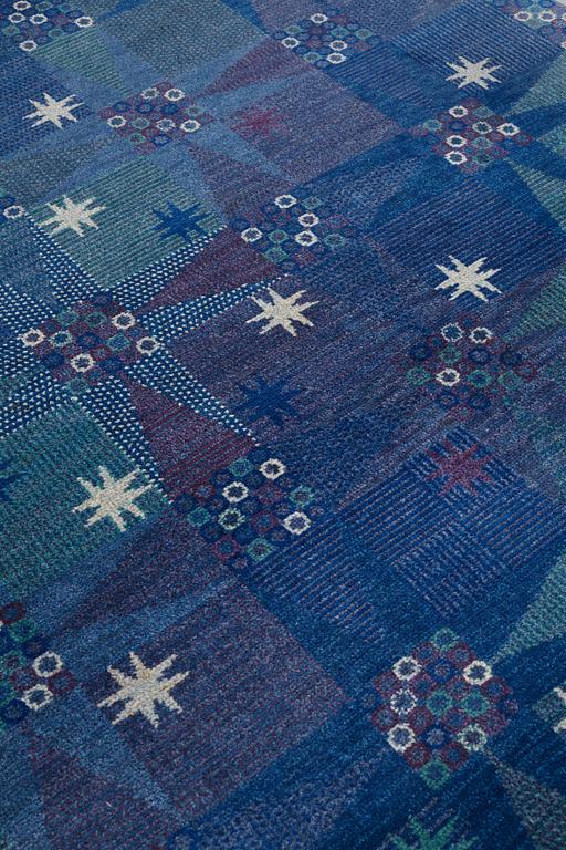 Barbro Nilsson, matta, "Stjärnflossan, blå", flossa, ca 250-253 x 249-253 cm, signerad AB MMF BN.