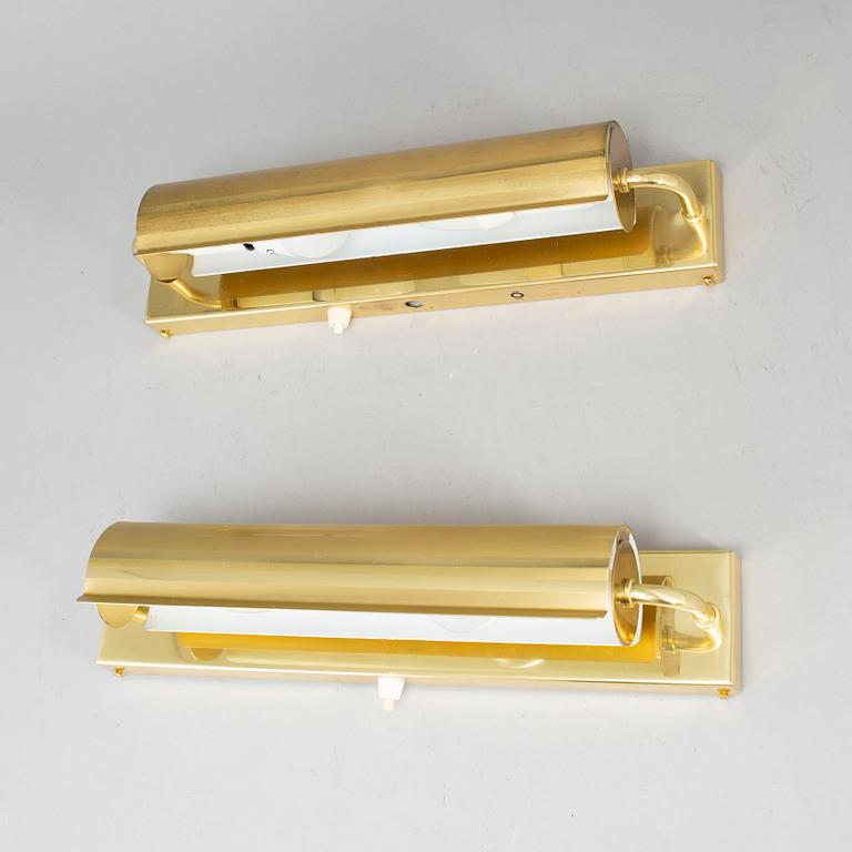 A PAIR OF BRASS WALL LAMPS FROM ÖIA.