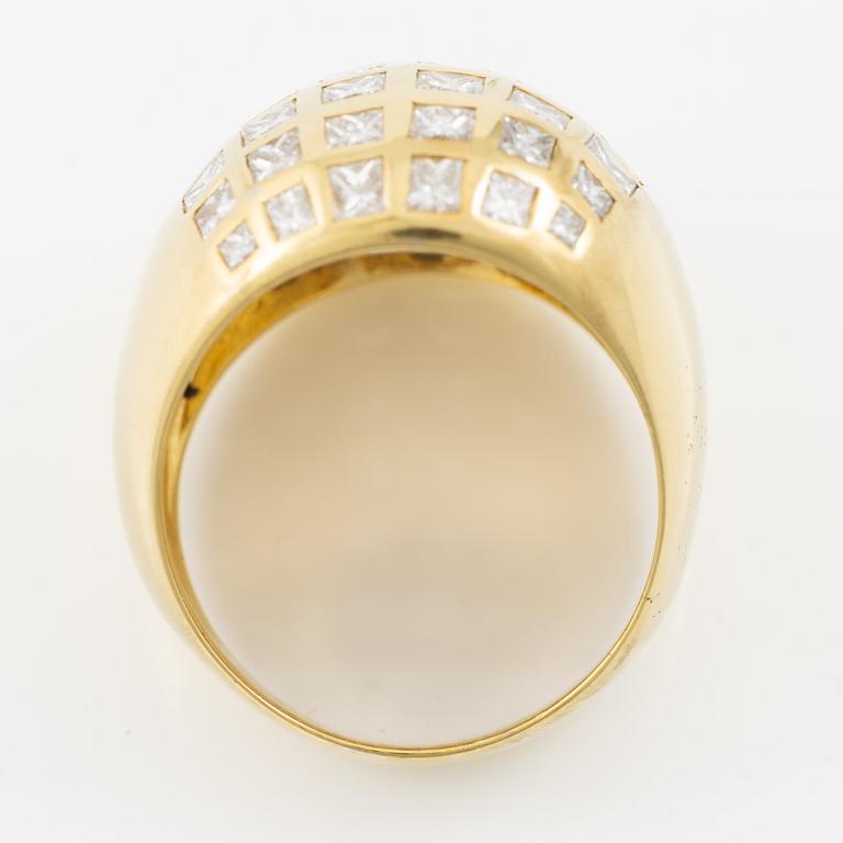 Ring 18K gold bombe model with princess-cut diamonds.