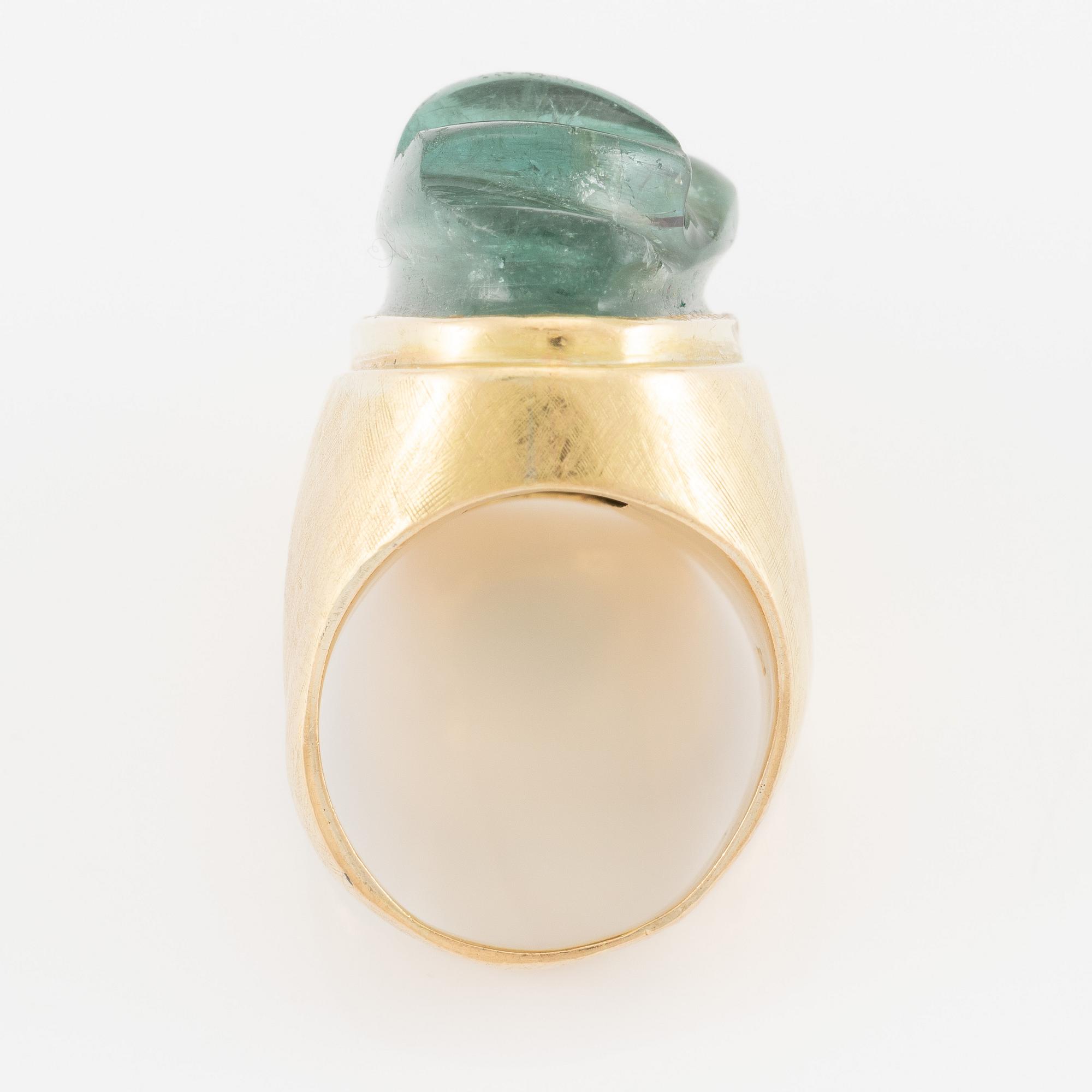 Ring in 18K gold with a carved tourmaline.