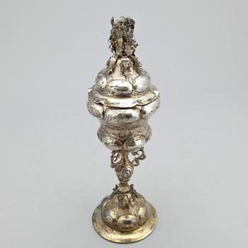 POKAL med LOCK, låghaltigt silver, nyrenässans, Tyskland, omkring 1900. Vikt ca 291g.