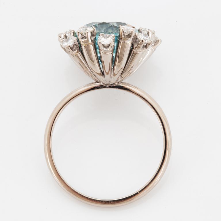 COCKTAILRING, med akvamarin och briljantslipade diamanter.