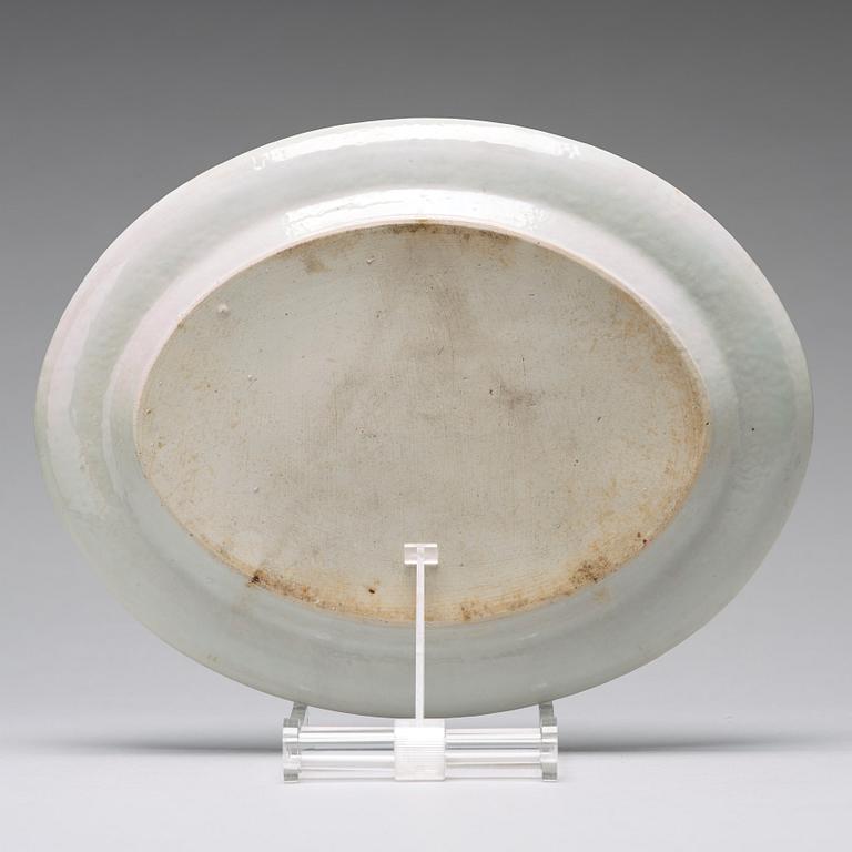 A Canton serving dish, Qing dynasty, 19th century.