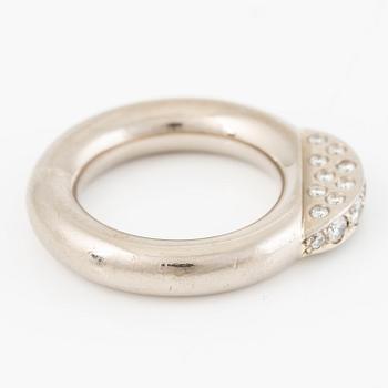 Ring 18K vitguld med briljantslipade diamanter.