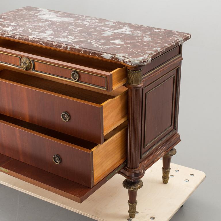 BYRÅ Louis XVI-stil 1900-talets första hälft.