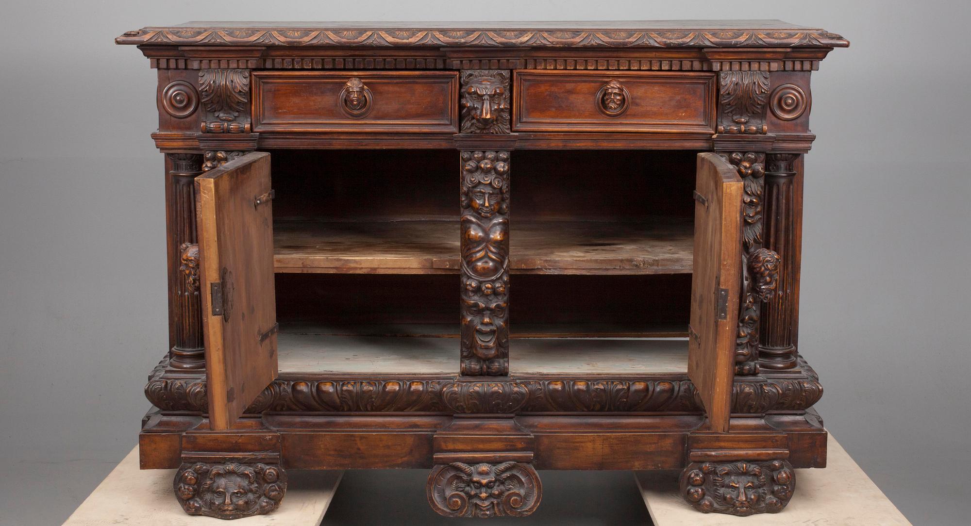 SKÄNK / CREDENZA, valnöt, renässans, Italien 1700-tal möjligen äldre.