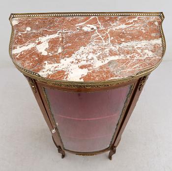 VITRINSKÅP, gustaviansk stil, 1900-talets mitt.