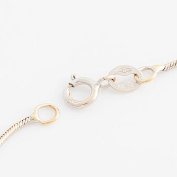 Hänge med kedja 18K guld med en rund briljantslipad diamant.