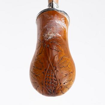 Långpipor, 5 st, silver, ben, horn, och svarvat trä, 1800-tal.