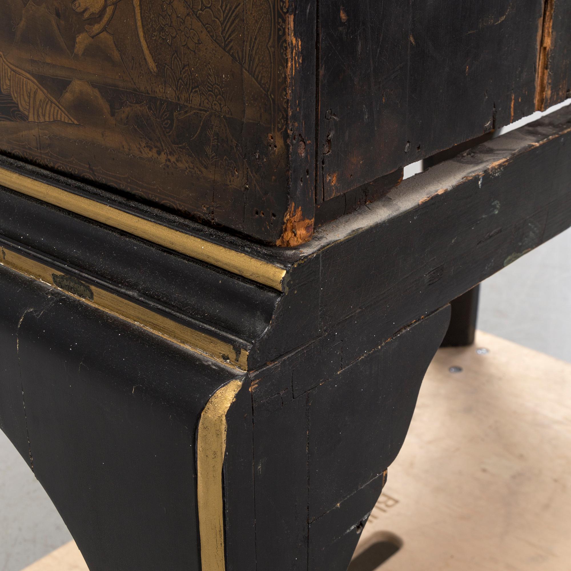 AN early 18TH CENTURY PROBABLY ENGLISH Japanned laquer cabinet on stand.