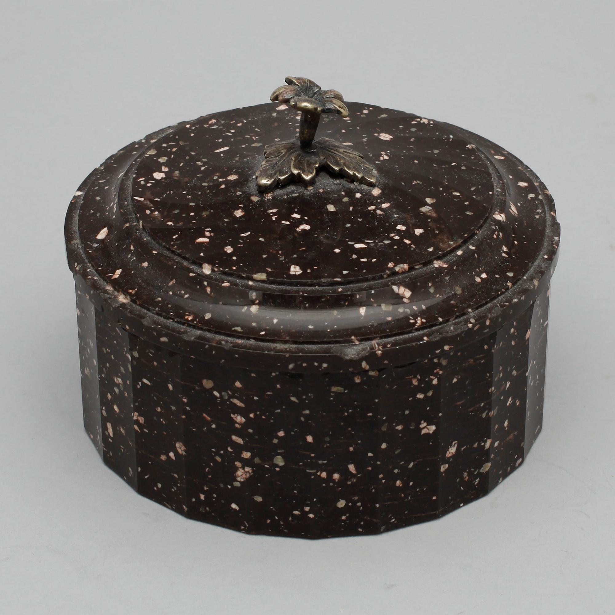 SMÖRASK, porfyr, Älvdalen, empire, 1800-talets början.