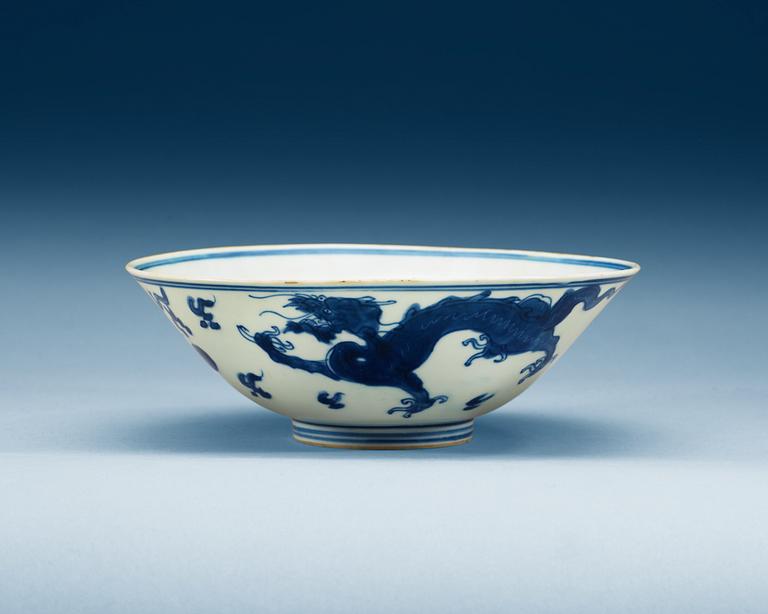 A blue and white Transitional bowl, 17th Century.