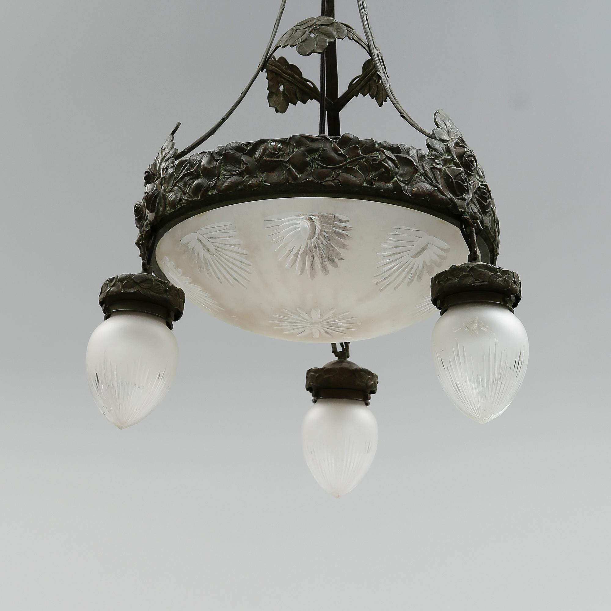 TAKLAMPA, jugend, tillskriven Alice Nordin, Böhlmarks. Höjd ca 110 cm.