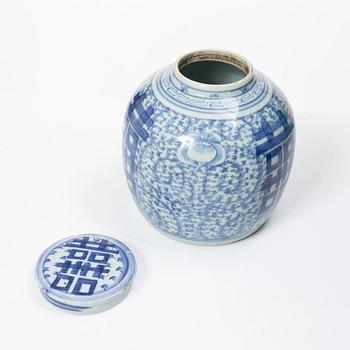A Chinese blue and white porcelain jar with cover, Qing dynasty, 19th century.