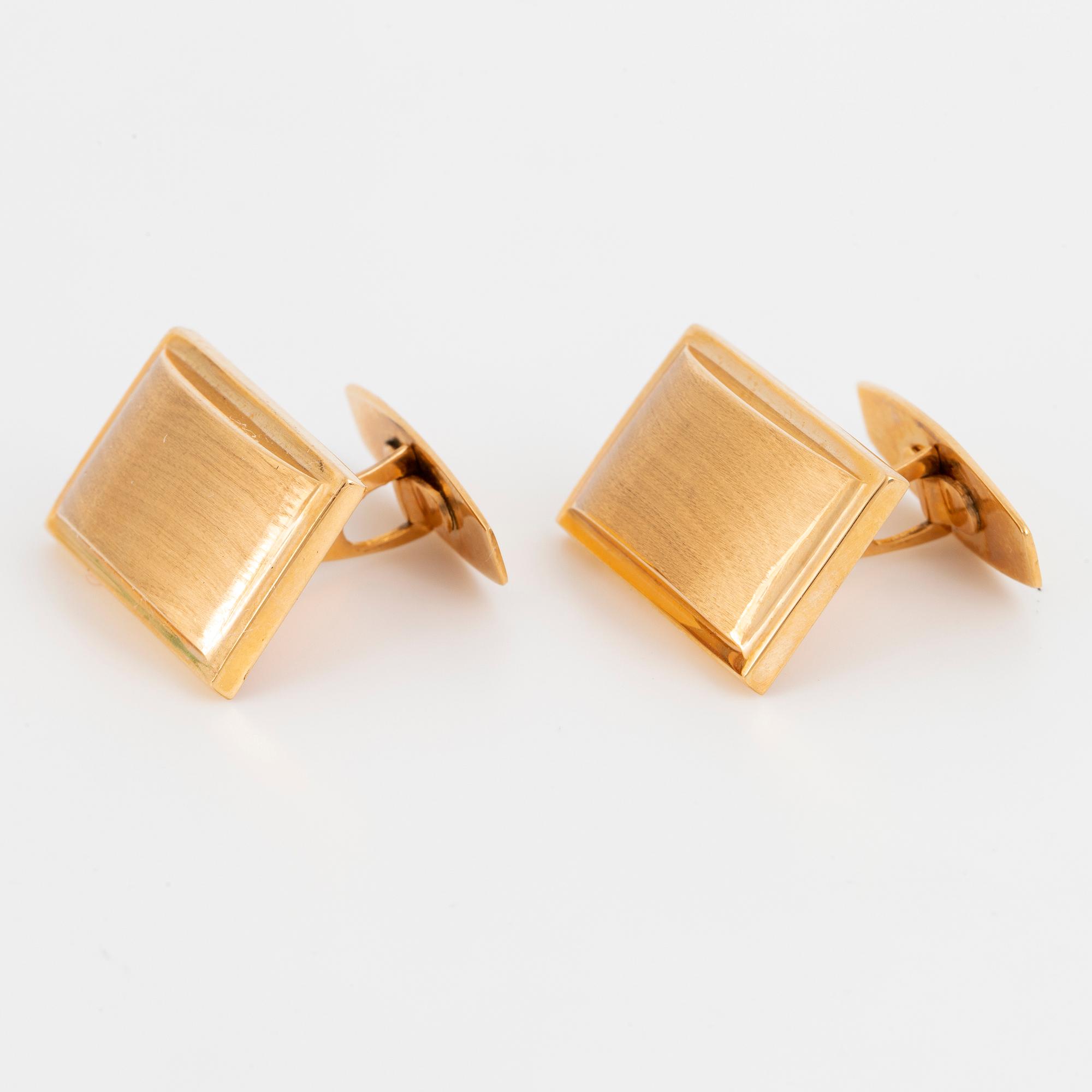 A pair of 18K gold cufflinks.