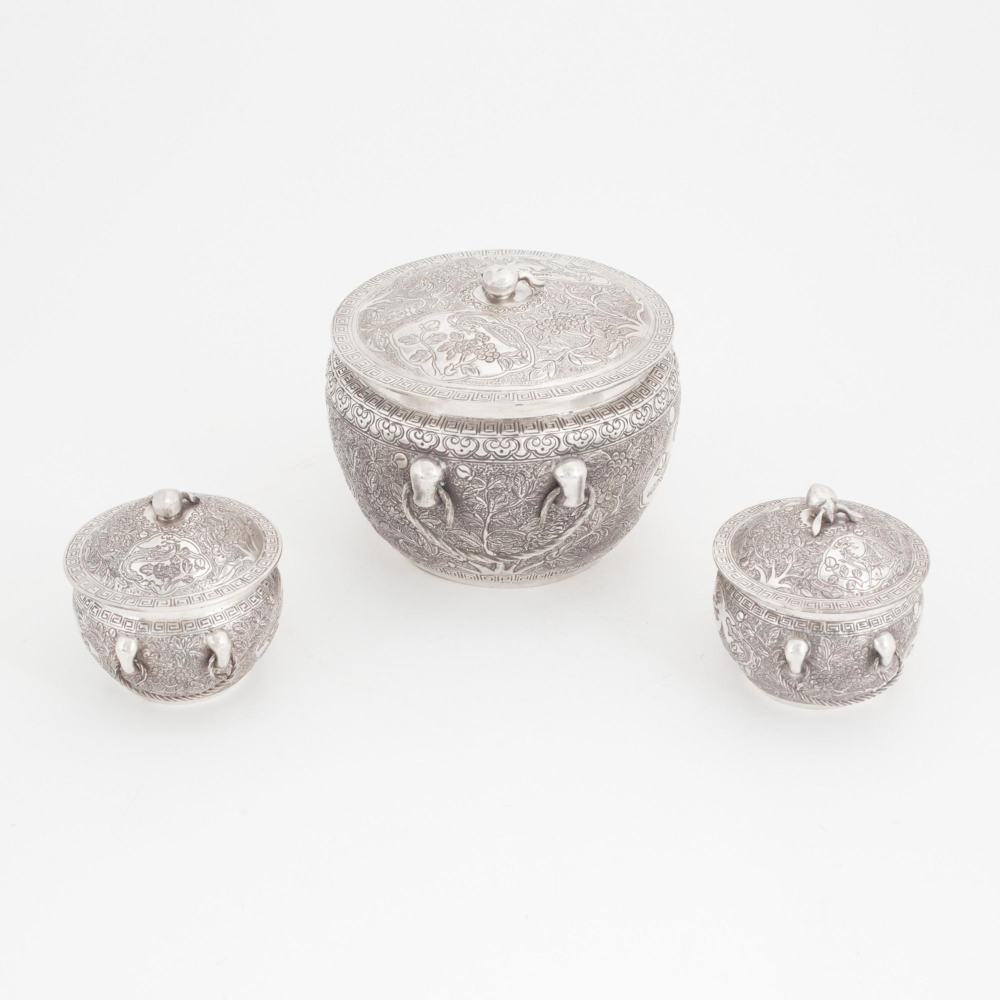 Askar med lock, 3 st, silver. Qingdynastin, Kina, omkring 1900.