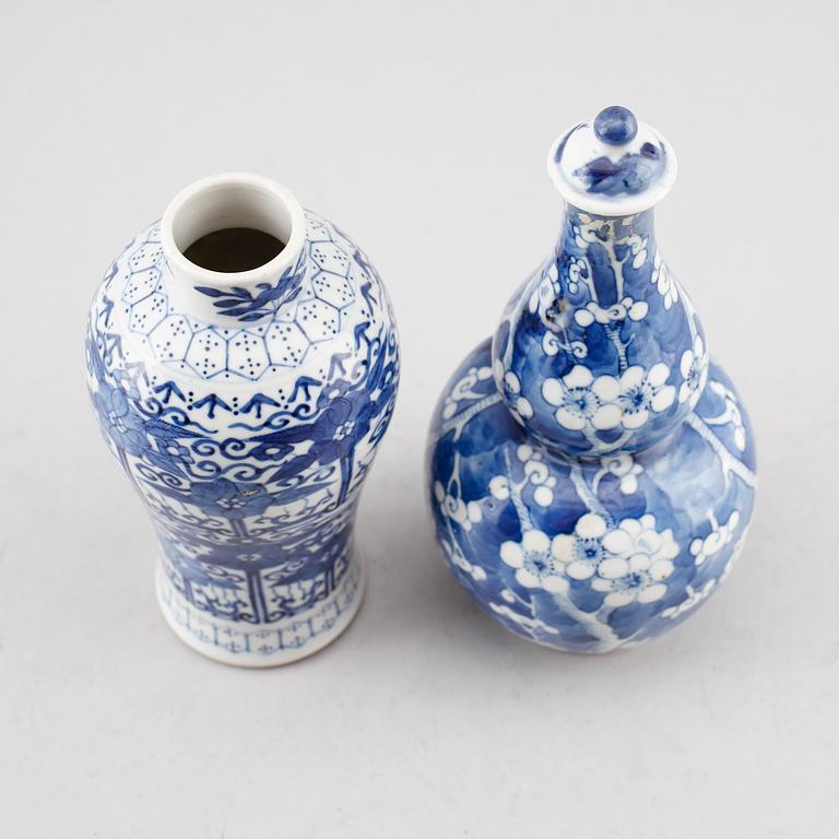 VASER, 2 st, porslin, Kina, sannolikt 1800-tal.