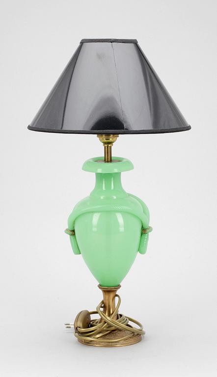 BORDSLAMPA, opalinglas, 1800-talets senare hälft.