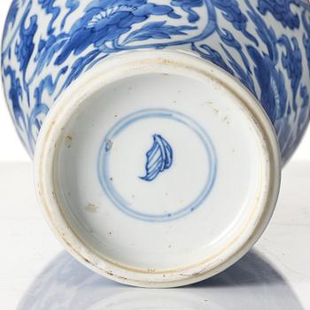 A blue and white vase, Qing dynasty, Kangxi (1662-1722).