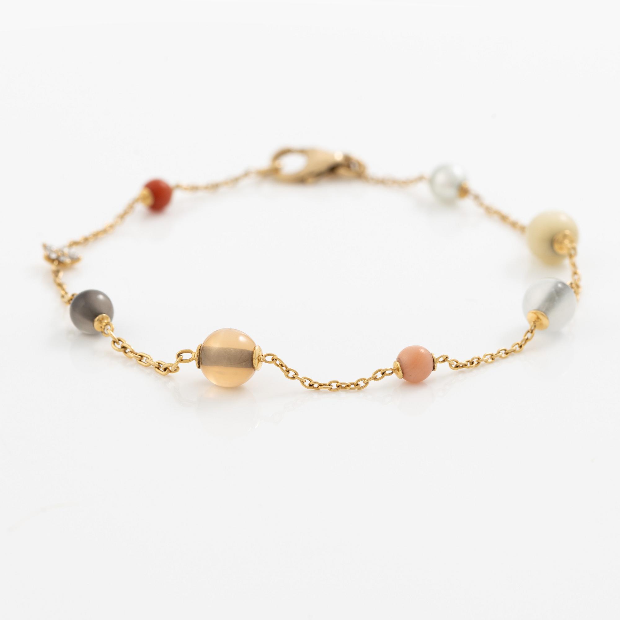 Ole Lynggaard, armband, "Shooting stars bracelet"18K guld med bland annat pärla, korall och stjärnmönster med briljantslipade diamanter.