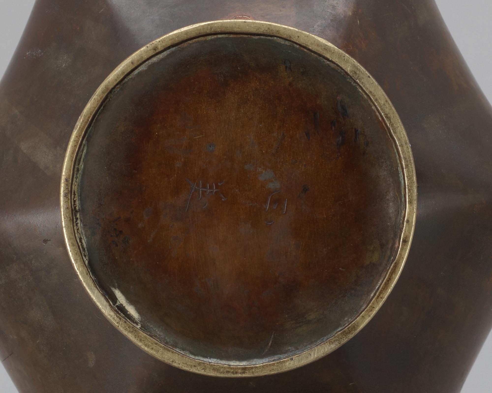 An early 20th Century brons vase, Japan.