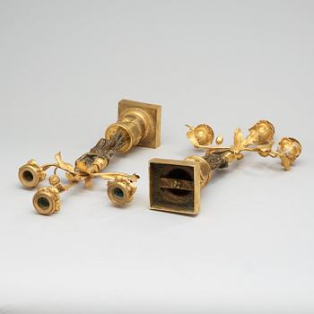 KANDELABRAR, för tre ljus, ett par. Louis XVI, omkring år 1800.