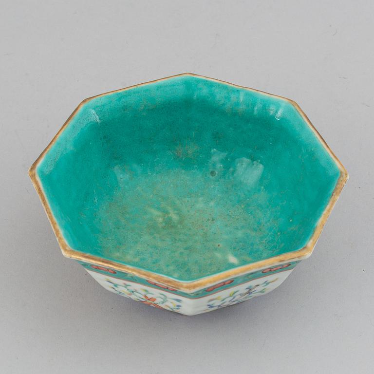 A small famille rose bowl, late Qing dynasty, 19th Century.