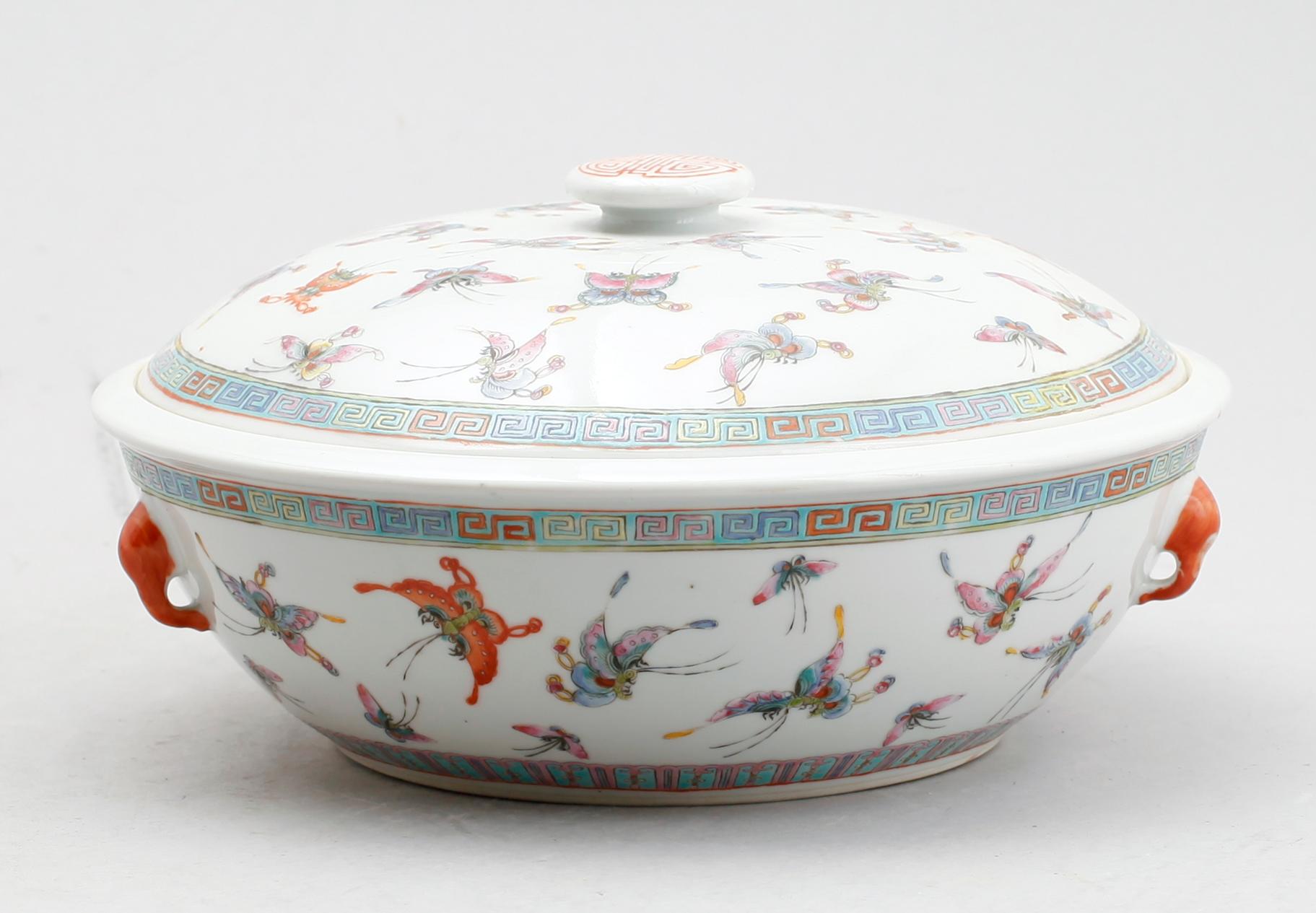 TERRIN MED LOCK, porslin, Kina, 1900-talets första hälft.