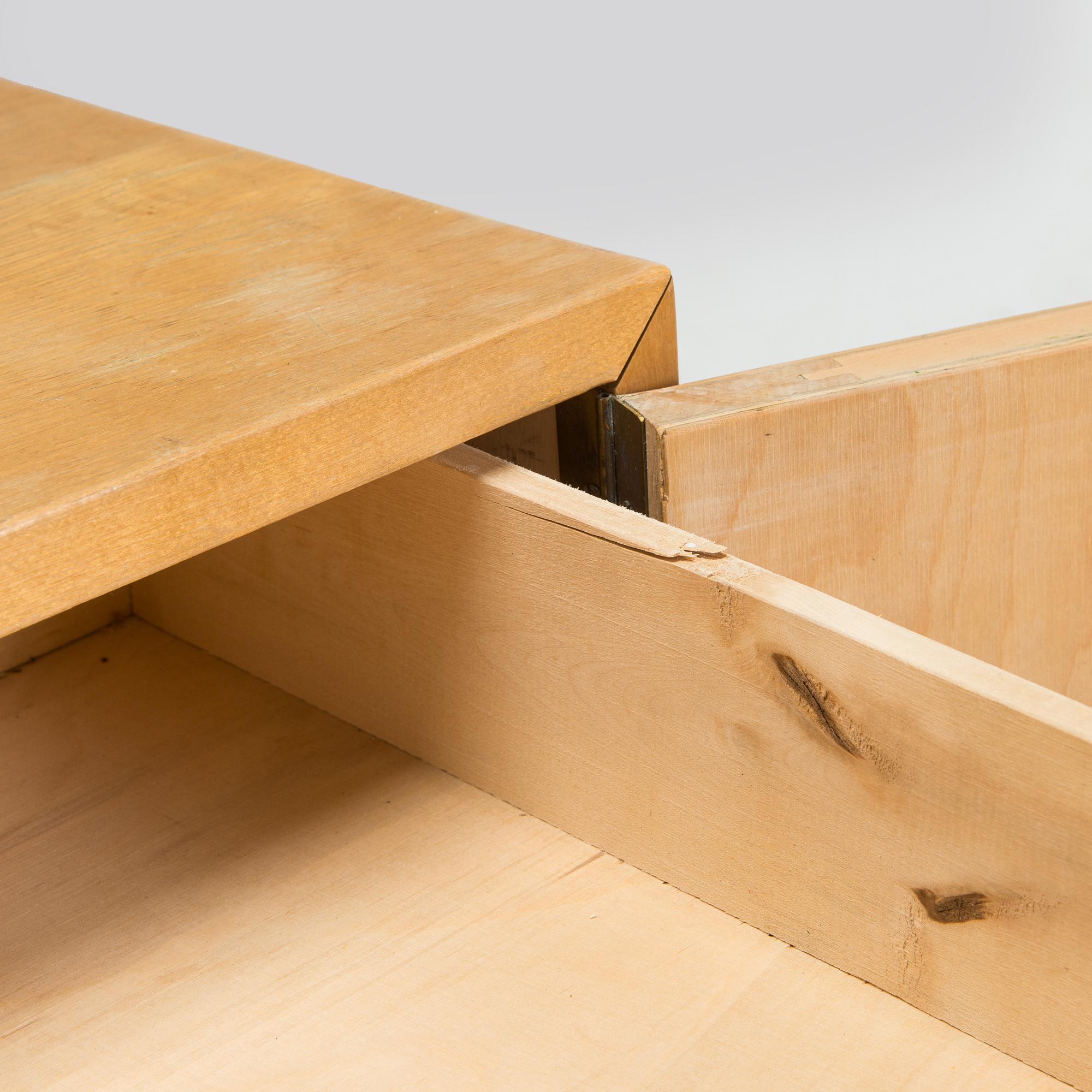 Aino Aalto, kaappi, malli 808 ja vitriini, malli 214 O.Y. Huonekalu- ja Rakennustyötehdas A.B. 1950-luvun alku.