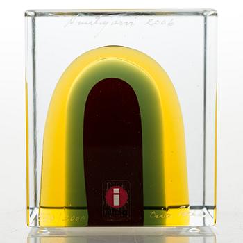 OIVA TOIKKA, AN ANNUAL CUBE, glass, signed Oiva Toikka Nuutajärvi 2006, numbered 570/2000.