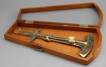 NAUTISKT INSTRUMENT I FODRAL, mässing, modern tillverkning.