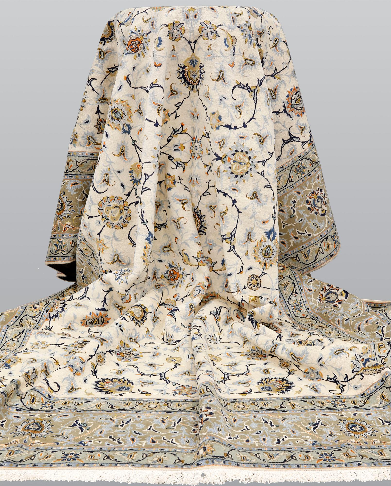 A carpet, Kashan, ca 500 x 347 cm.